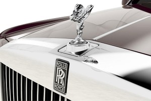 Thanh niên làm hỏng logo xe Rolls-Royce Ghost trị giá gần 1 tỷ đồng