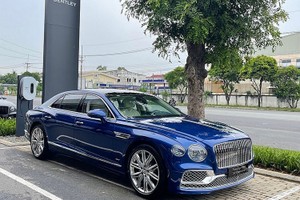 Bentley Flying Spur chục tỷ tại Việt Nam đang chạy có thể rụng màn hình