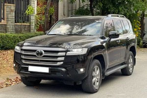 Toyota Land Cruiser chạy chán 2 năm, bán đắt hơn xe "đập hộp" tới 300 triệu 