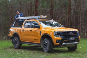 Vách ngăn "tự chế" giúp tối ưu không gian thùng xe Ford Ranger