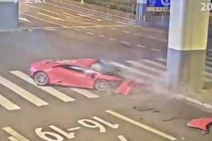 Video: Tông vào trụ bê tông, siêu xe Lamborghini 69 tỷ đồng nát đầu