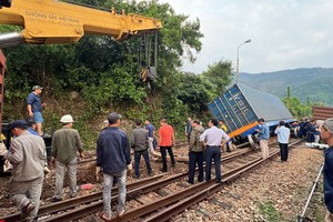 Đà Nẵng: Tàu chở hàng lật 3 toa xe trên đèo Hải Vân