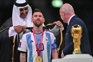 Bất ngờ ý nghĩa chiếc áo choàng Messi mặc khi nhận cúp vàng