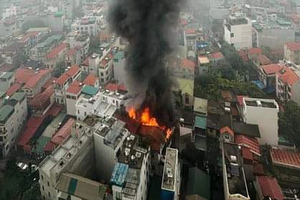 Cháy tầng tum nhà dân ở Hà Nội, cột khói bốc cao hàng chục mét