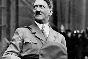 Nếu có cỗ máy thời gian, có nên trừ khử Hitler lúc nhỏ?