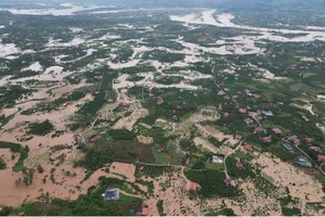 Nước lũ lịch sử cô lập nhiều nơi ở Bắc Giang