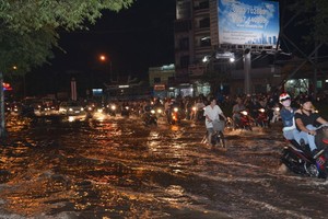 Triều cường lên đỉnh, TP HCM ngập cả mét