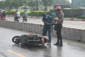 Giao thông hỗn loạn vì đường trơn như bôi mỡ