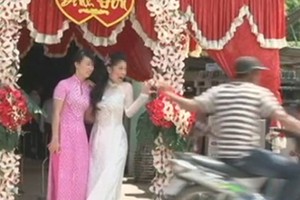 Đại úy công an mừng cưới em trai bằng ... 2 tên cướp