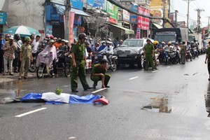 Phóng nhanh để tránh mưa, người đàn ông đâm xe tử vong