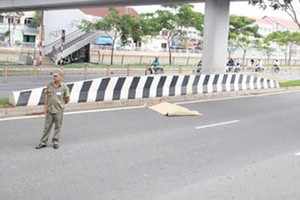 Người đàn ông nhảy từ cầu bộ hành xuống đại lộ tử vong