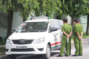 Nổ lớn trong xe taxi, tài xế gục chết trên vô lăng