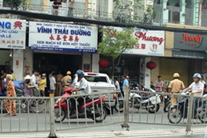 Xe bán tải mất lái tông tiệm thuốc, 2 khách thương nặng