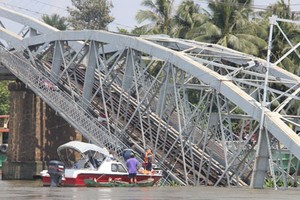 Hiện trường kinh hoàng sà lan tông sập cầu Ghềnh