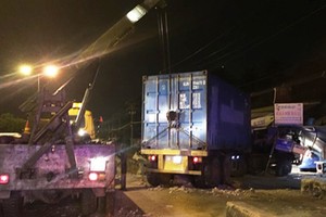 Container tông sập hai nhà dân, hàng chục người suýt chết