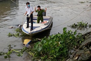 Thi thể đeo ba lô đầy đá trôi lững lờ trên sông Sài Gòn