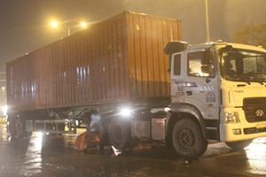 Container cán chết người, kéo xe máy “toé lửa” gần 1km