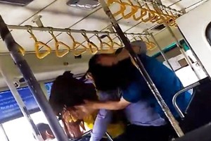 TPHCM: Phát hoảng cảnh hành khách "kịch chiến" nhân viên xe bus