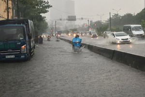 Máy bơm “khủng” hoạt động tốt, đường Nguyễn Hữu Cảnh vẫn ngập nặng