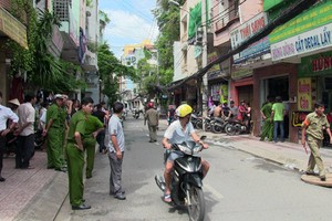 Sau tiếng nổ kinh hoàng, căn nhà 2 vợ chồng chìm trong biển lửa