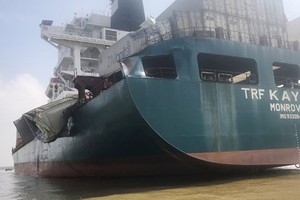 Hiện trường tàu container nước ngoài bị đâm trên sông Đồng Nai