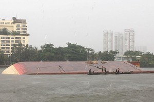 Đang tìm người nghi mất tích sau vụ lật sà lan sông Sài Gòn