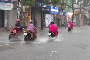 Bất thường TP.HCM mưa như trút nước ngay giữa sáng mùa đông