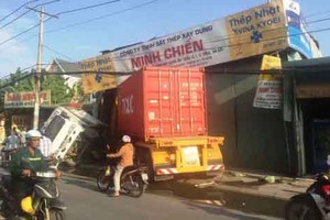 Tài xế container “ngủ say” giữa đống đổ nát sau tai nạn