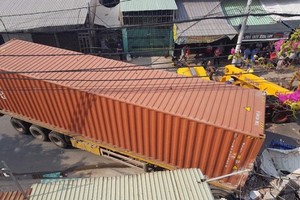 Xe container tông sập 3 nhà dân, 14 người thoát chết trong gang tấc