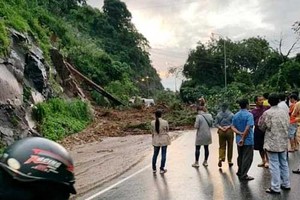 Sạt lở, tê liệt hơn 20km trên đèo Bảo Lộc