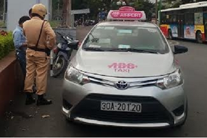 Tài xế taxi ACB giằng co quyết liệt với CSGT Hà Nội