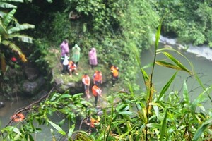 Hàng chục người tìm du khách rơi xuống thác Đam B'ri