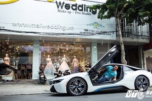 Đại gia Đà Nẵng tặng sinh nhật vợ siêu xe BMW i8