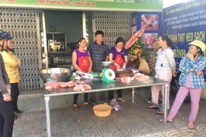 Kéo nhau đi mua thịt heo giá rẻ 40.000 đồng/kg