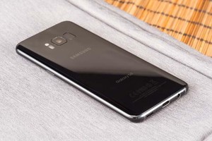 Khách "tố" Galaxy S8 vừa xuống nước đã "chết" màn hình, Samsung nói gì?