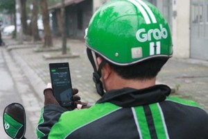 Tài xế mặc áo GrabBike dí dao vào cổ cô gái cướp điện thoại