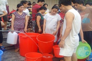 Mới đầu hè, dân chung cư đã kêu “loạn trời” vì thiếu nước