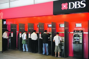 Người dùng thẻ ATM ở các nước có trả phí rút tiền không?