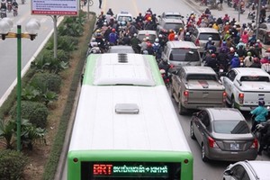 Sẽ phạt cả xe buýt thường nếu lấn làn BRT