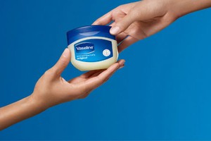 Video: 5 mẹo hay từ vaseline không nên bỏ qua