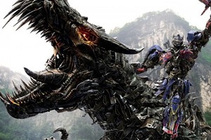 Đằng sau cuộc chiến đầy khói lửa của Transformers 4 là gì?