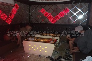 5 tiếp viên thoát y ở phòng karaoke