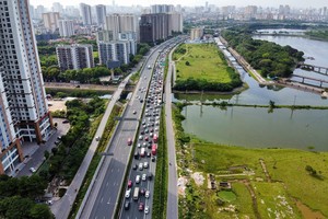 Chưa hết kỳ nghỉ, người dân ùn ùn trở lại Hà Nội