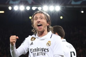 Tả xung hữu đột ở tuổi 37, Luka Modric được fan Liverpool vỗ tay