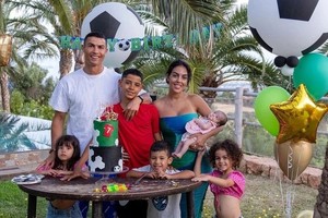 Ronaldo và bạn gái khoe cơ ngơi mới ở Ả Rập Xê-út