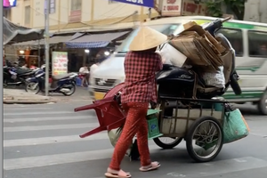 Người phụ nữ bán ve chai 'cân' luôn chiếc xe máy