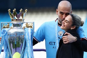 Hai “gái rượu” của thuyền trưởng đội ăn ba Man City