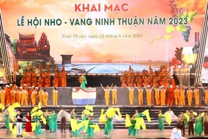 Biển người tham dự Lễ hội Nho – Vang Ninh Thuận năm 2023