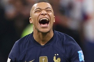 PSG đổ lỗi cho Benzema khi sắp mất trắng Mbappe