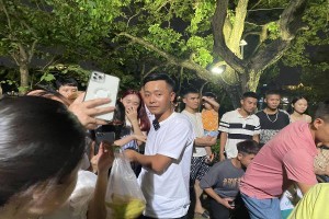 Xuất hiện trên phố đi bộ, Quang Linh Vlog được fans săn đón